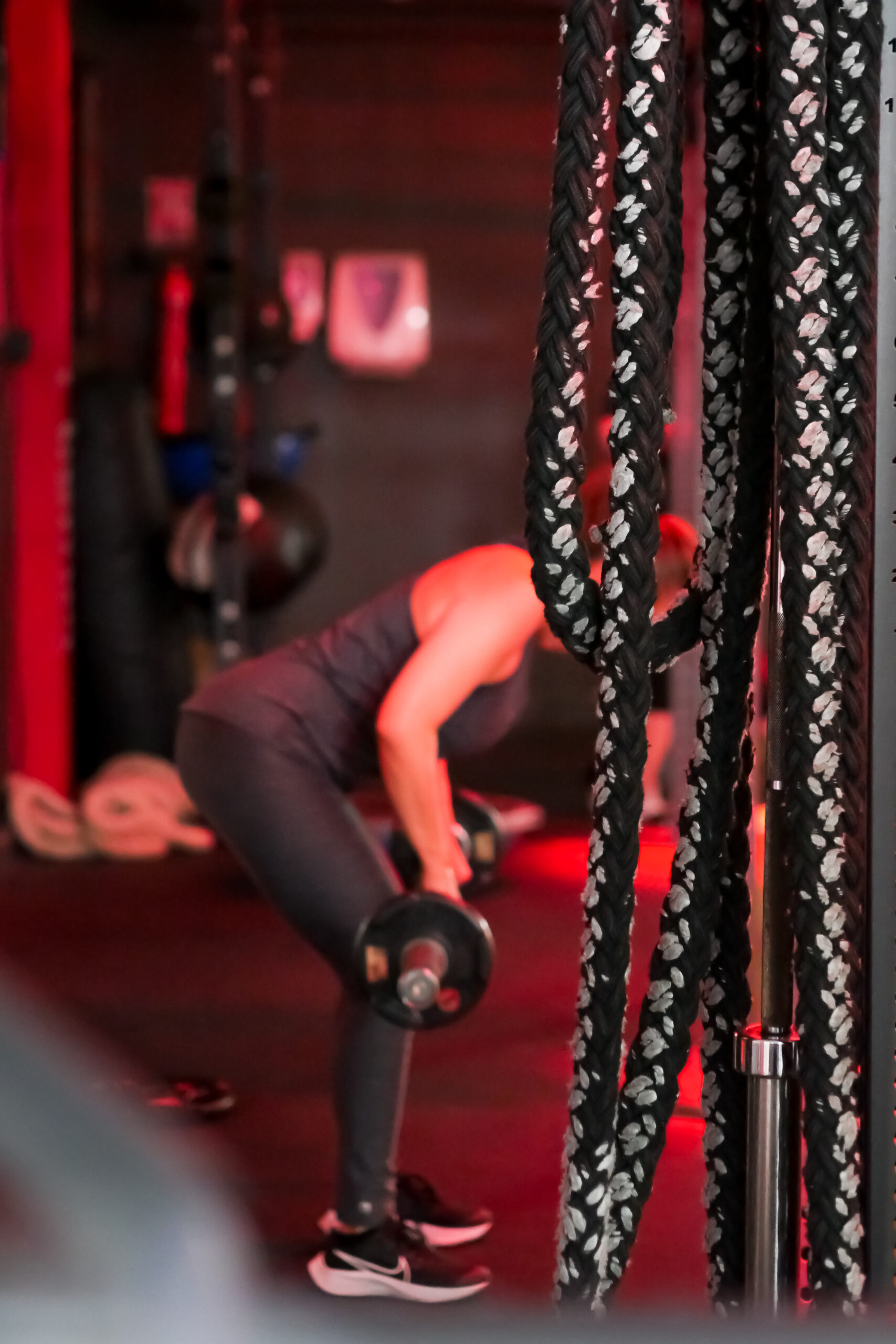 cours de force salle de sport avec piscine o-zone bordeaux adhérent pratique un mouvement de musculation lors d'un cours de force
